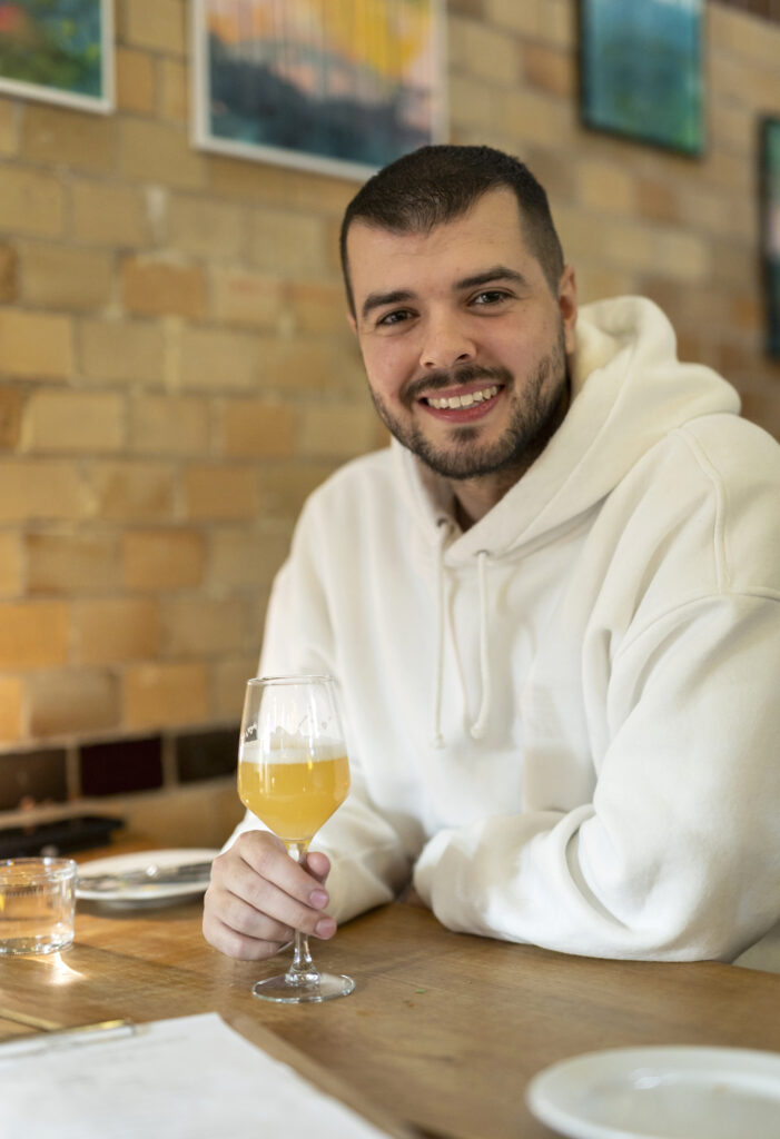 Bild på Nikola Zivkovic som sitter vid ett bord och ler.